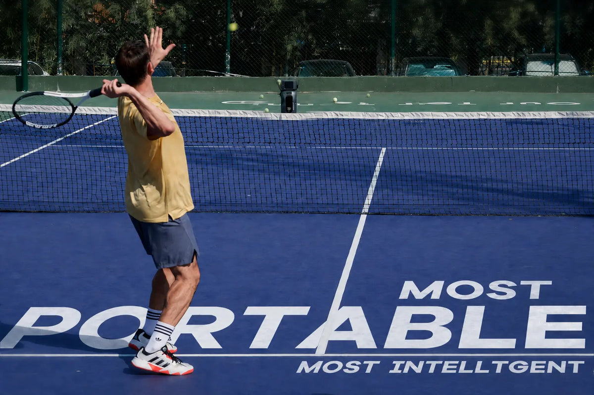 Tennistraining zu Hause mit einer tragbaren Ballmaschine